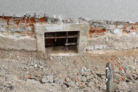 Energetska in statična obnova Knjižnice Jožeta Udoviča Cerknica zasuta okna  02 Foto Ljubo Vukelič